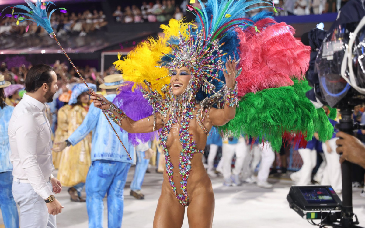 Rainha de bateria da Vila Isabel, Sabrina Sato arrasa no Desfile das Campeãs