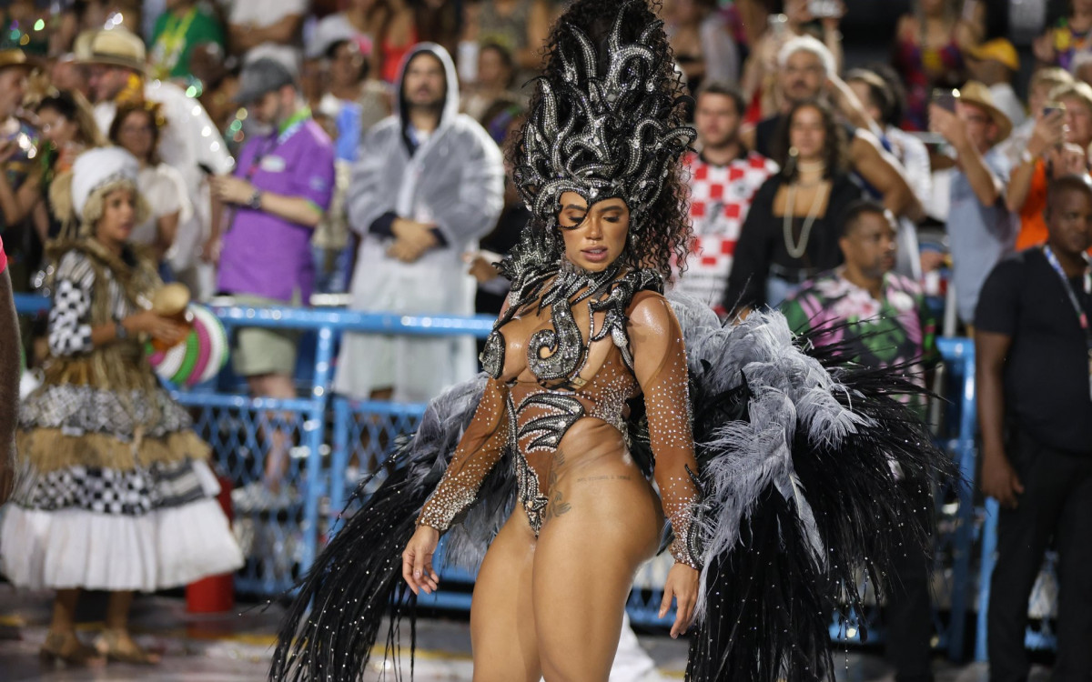 Evelyn Basttos brilha no Desfile das Campeãs