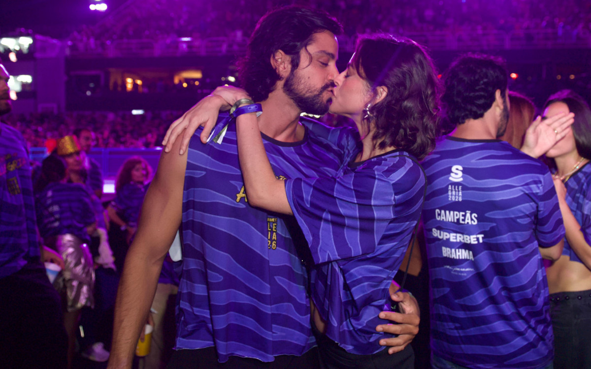 Rodrigo Simas e Agatha Moreira dão beijão