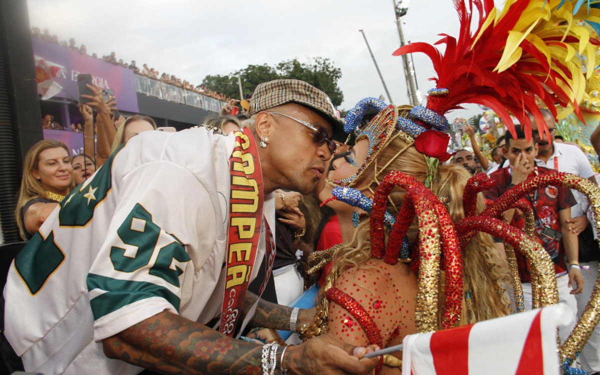 Lore Improta beija Léo Santana em Desfile das Campeãs