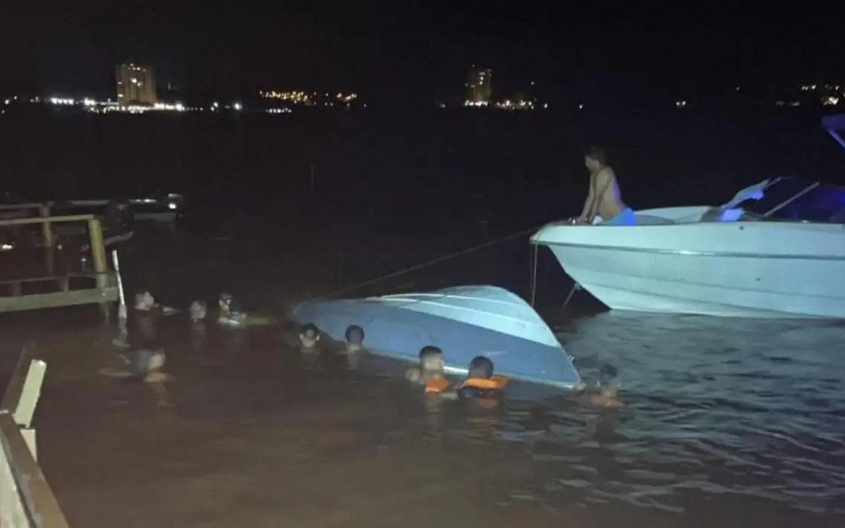 Lancha colide com píer e deixa seis mortos na divisa entre MG e SP