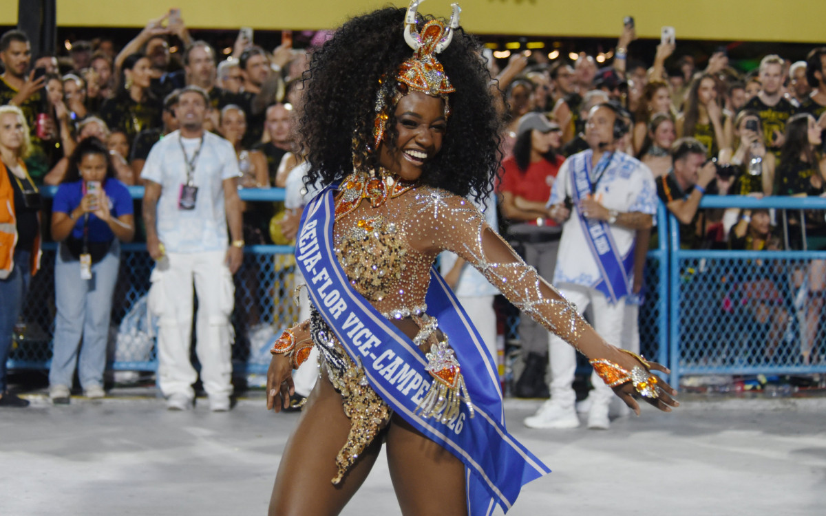 Rainha de bateria da Beija-Flor, Lorena Raissa usa faixa de \'vice-campeã\' em desfile