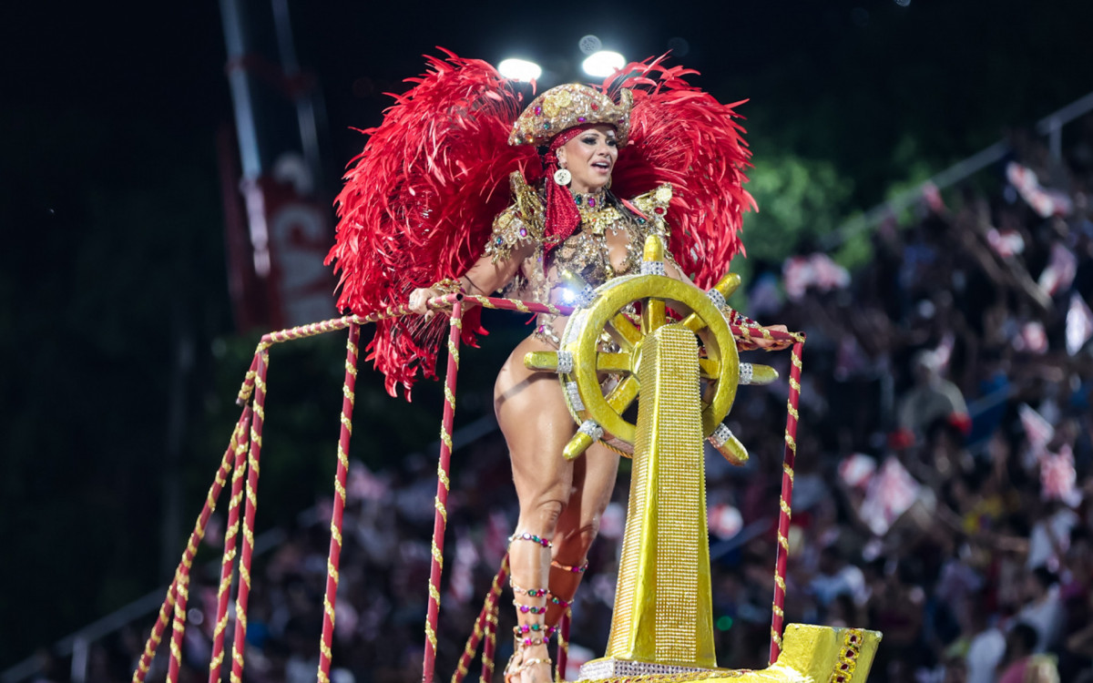 Rainha de bateria do Salgueiro, Viviane Araujo surge deslumbrante no Desfile das Campeãs