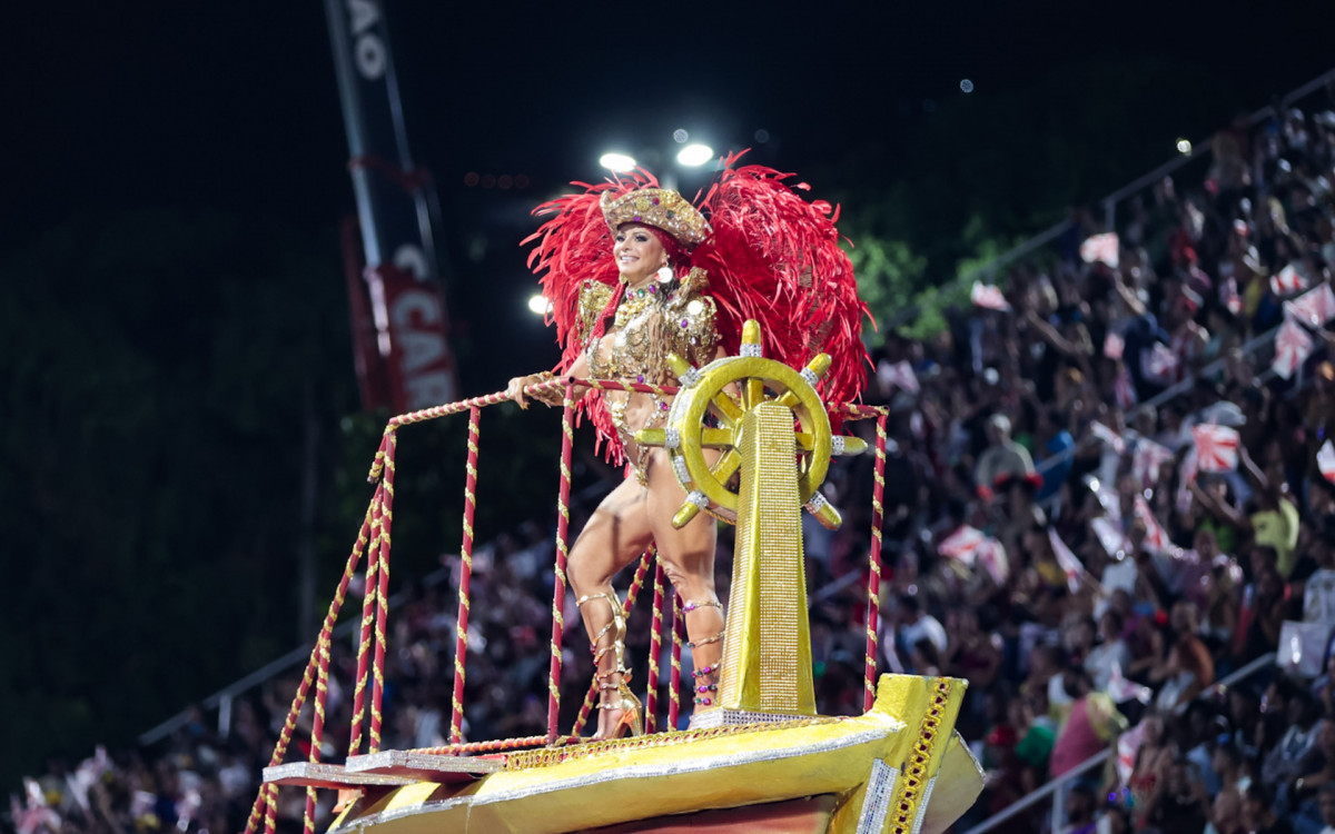Rainha de bateria do Salgueiro, Viviane Araujo usa fantasia de pirata