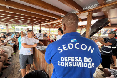 Fiscalização apreende mais de 200 quilos de alimentos impróprios na Costa Verde