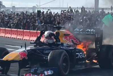 Vídeo! Carro de piloto da F1 pega fogo em evento de exibição nos EUA