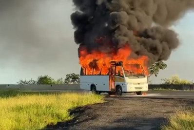 Micro-ônibus com atletas de karatê pega fogo