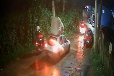 Homem e mulher são mortos a tiros dentro de carro, em Teresópolis