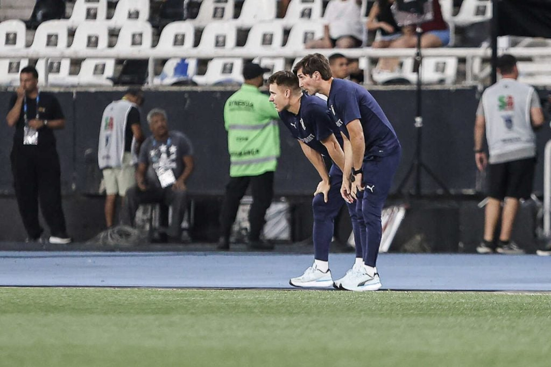 Auxiliar reclama da falta de crit&eacute;rio do &aacute;rbitro e pede “contund&ecirc;ncia” ao Fluminense