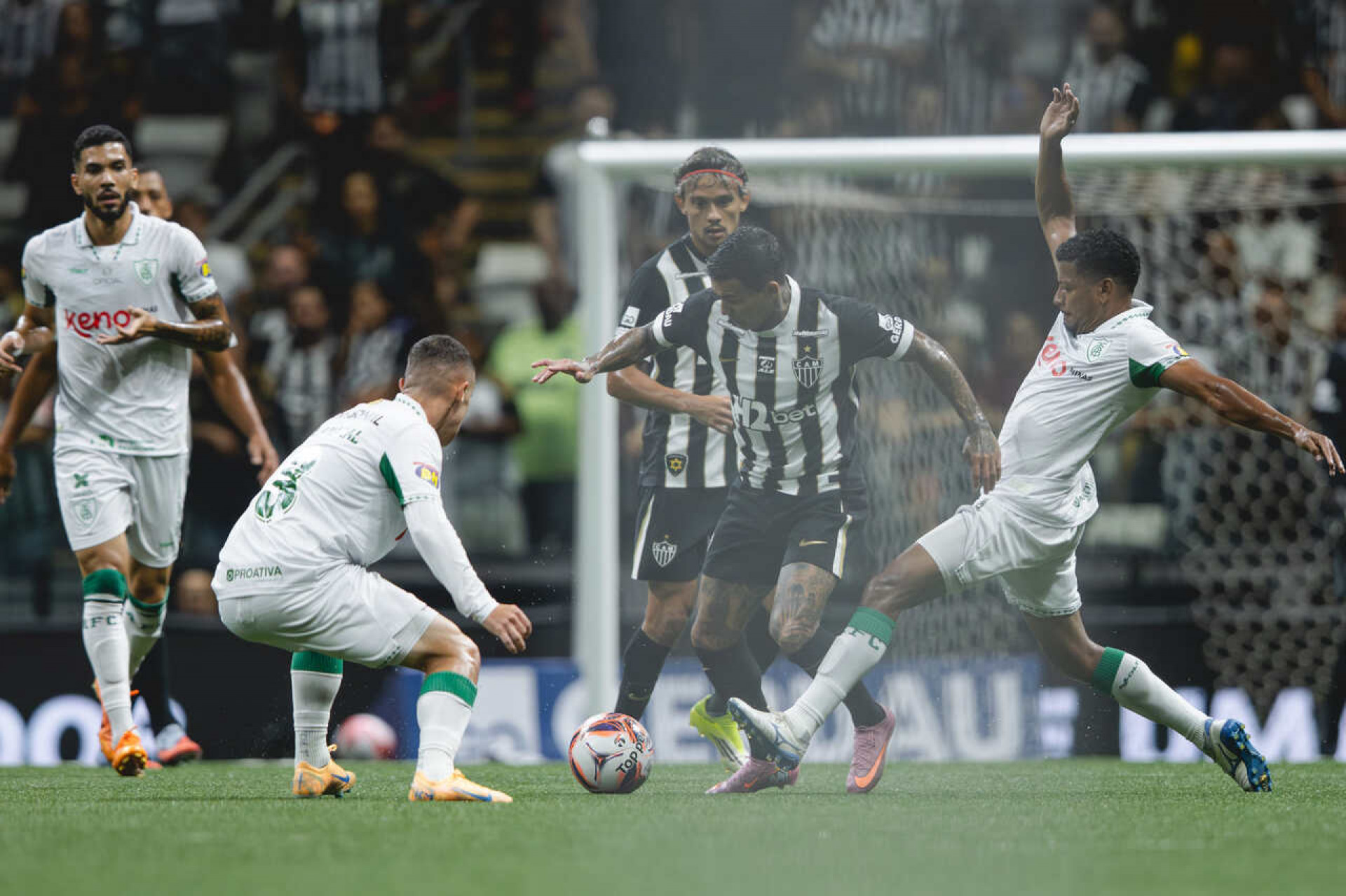 Atl&eacute;tico cede gol no fim, e empata com o Am&eacute;rica na ida da semi do Mineiro