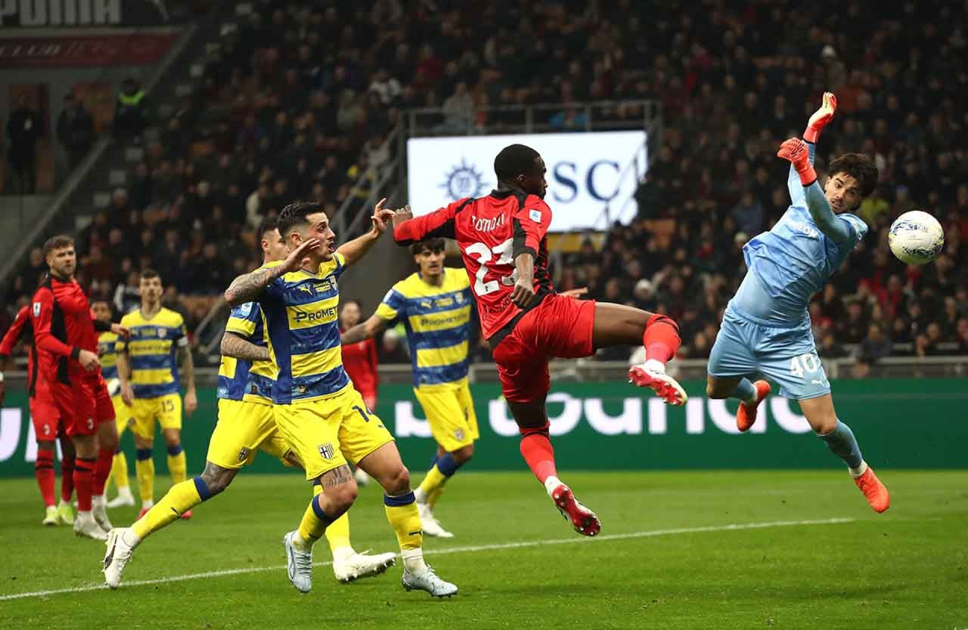 Milan perde para o Parma e v&ecirc; rival disparar na lideran&ccedil;a do Italiano