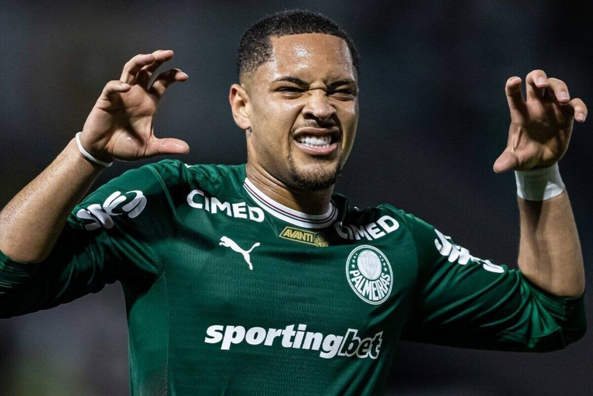 Abel elogia estreia de Arias e manda recado &agrave; torcida do Palmeiras