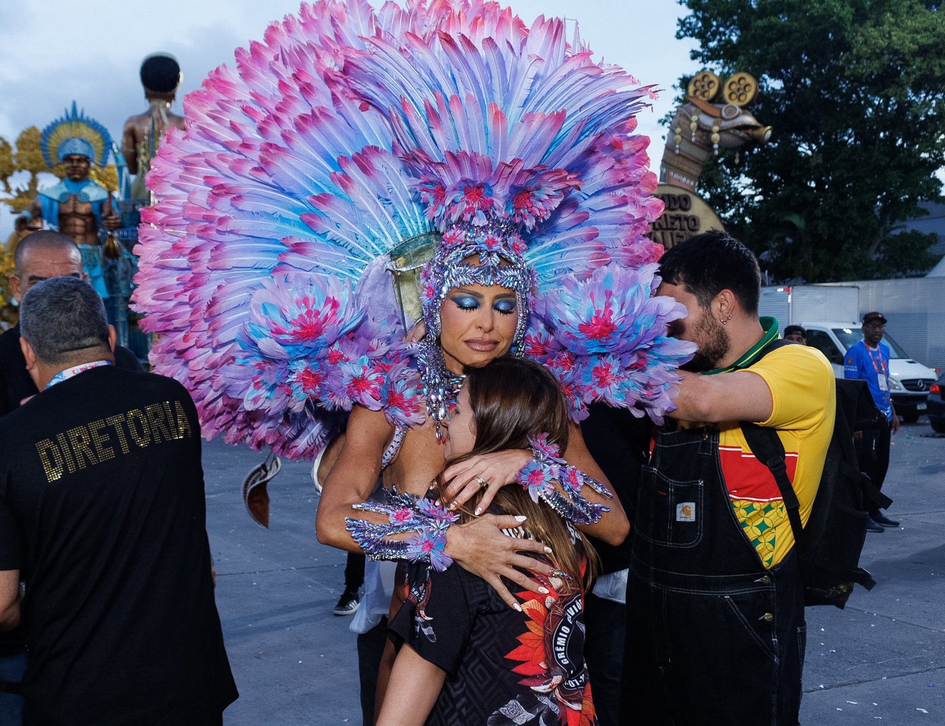 Sabrina Sato é consolada após perder desfile da Gaviões da Fiel - Clayton Felizardo / Brazil News