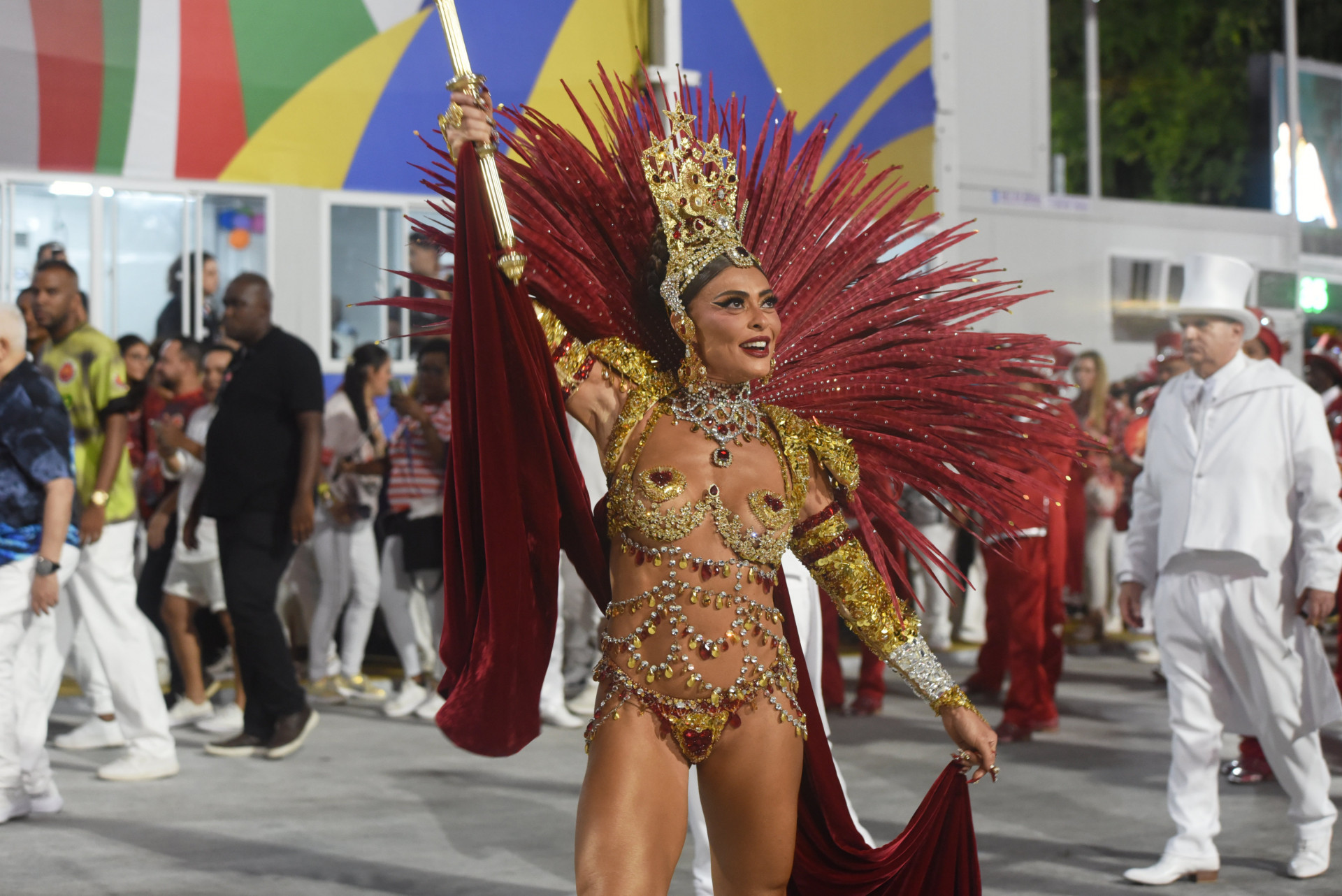 Juliana Paes durante o desfile da Viradouro, campe&atilde; do Carnaval 2026 - Adriano Ishibashi / Brazil News