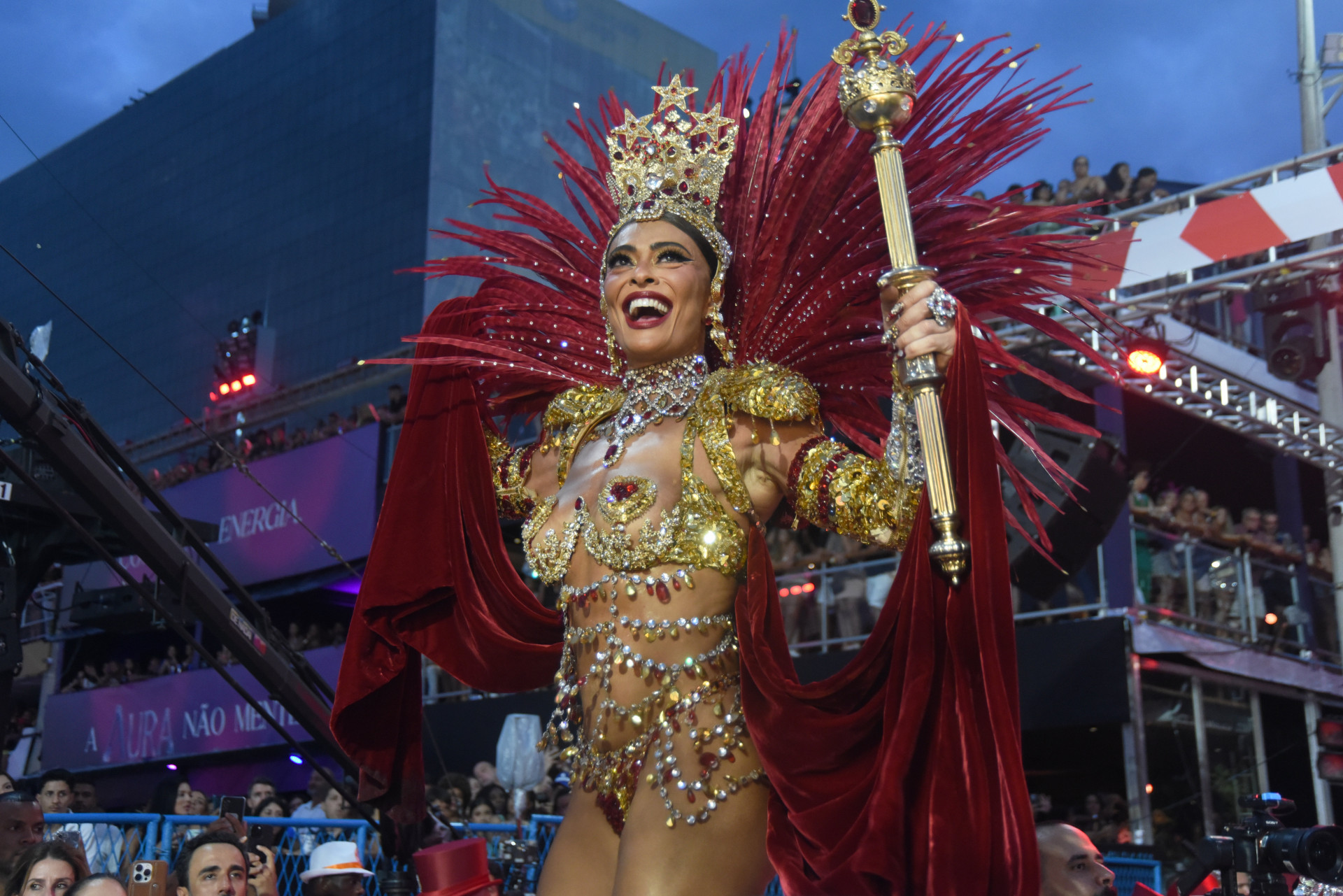 Juliana Paes durante o desfile da Viradouro - Adriano Ishibashi / Brazil News