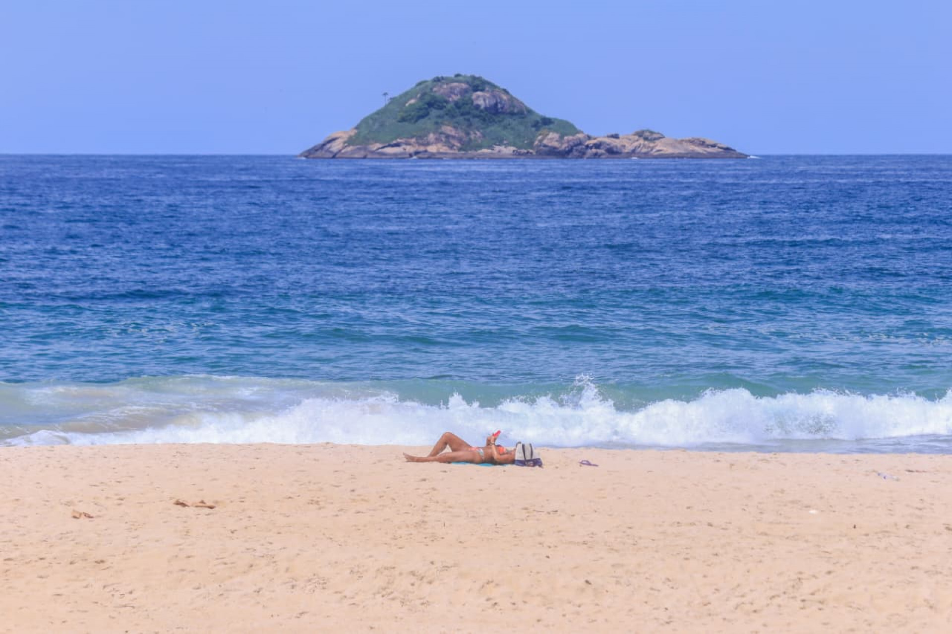 Com sol aparecendo entre nuvens, cariocas e turistas aproveitaram Praia do Pepino, em São Conrado - Carlos Elias / Agência O Dia