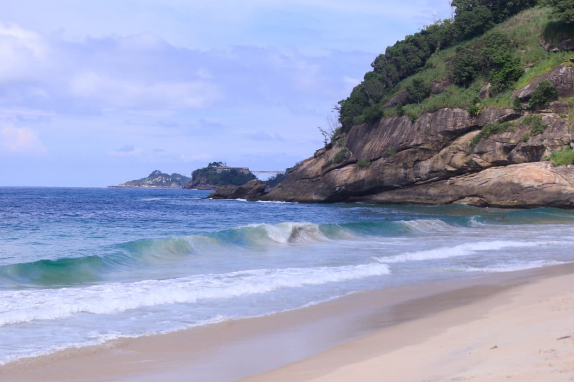 Com sol aparecendo entre nuvens, cariocas e turistas aproveitaram Praia do Pepino, em São Conrado - Carlos Elias / Agência O Dia