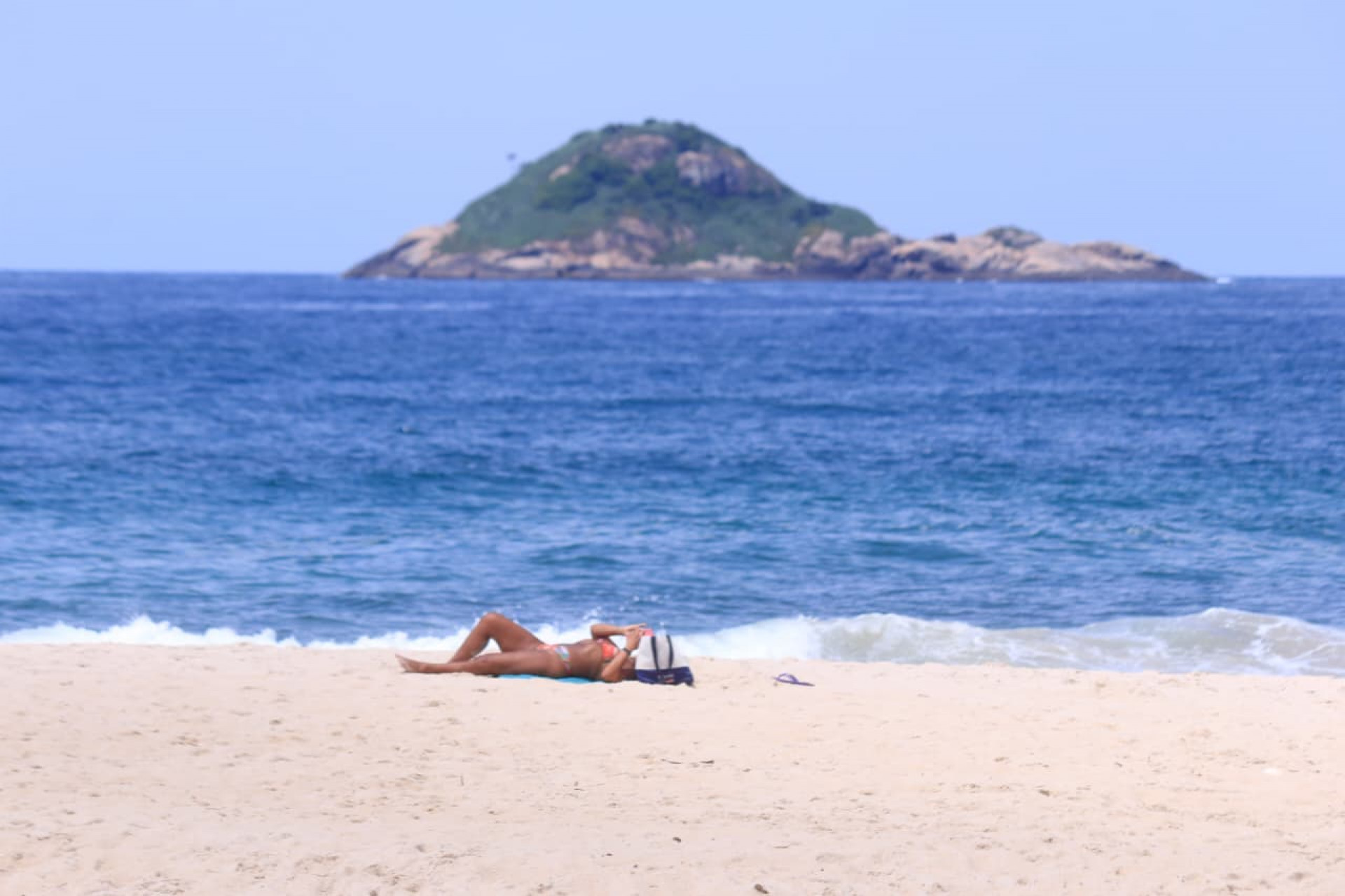 Com sol aparecendo entre nuvens, cariocas e turistas aproveitaram Praia do Pepino, em São Conrado - Carlos Elias / Agência O Dia