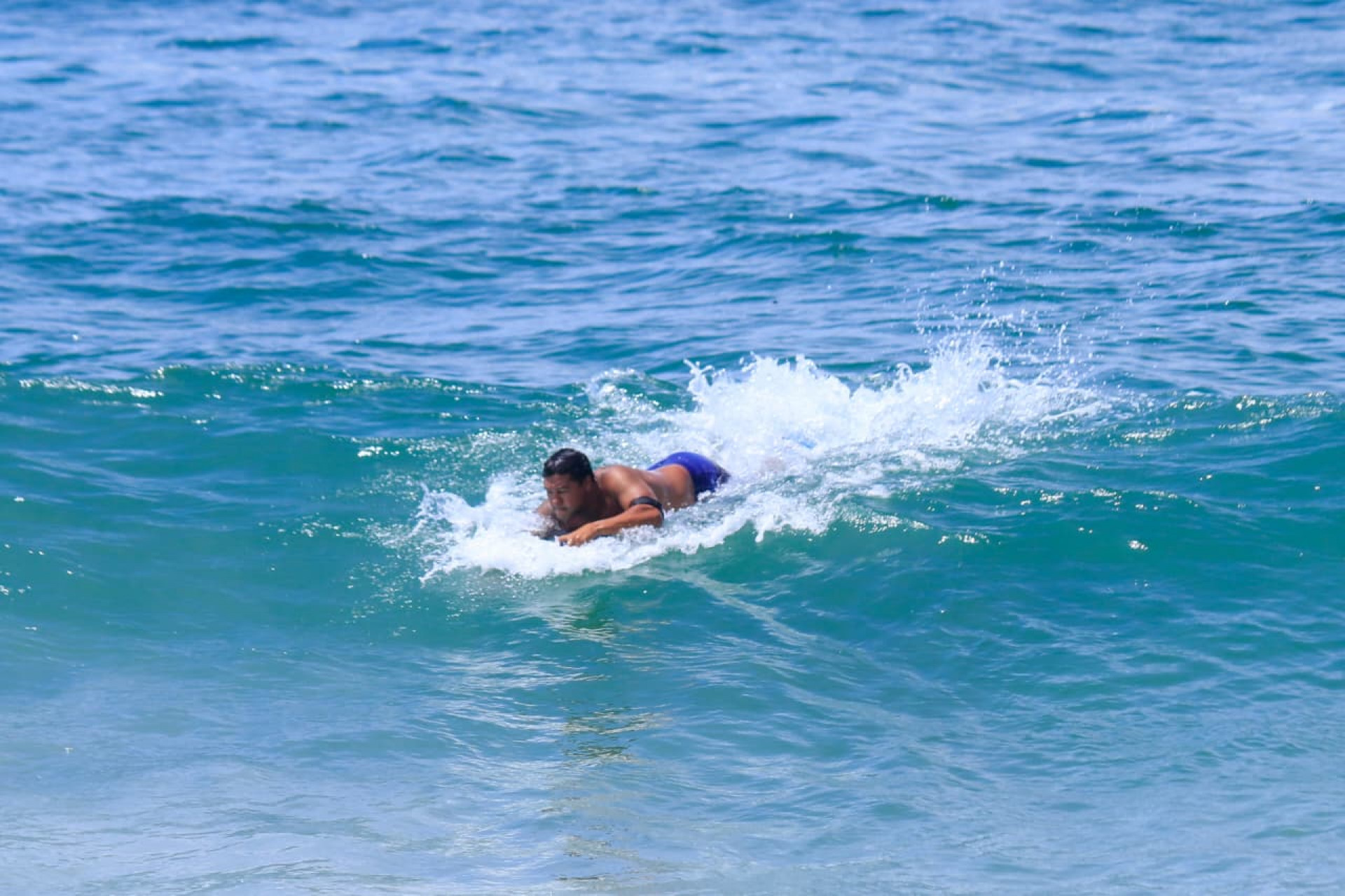 Com sol aparecendo entre nuvens, cariocas e turistas aproveitaram Praia do Pepino, em São Conrado - Carlos Elias / Agência O Dia