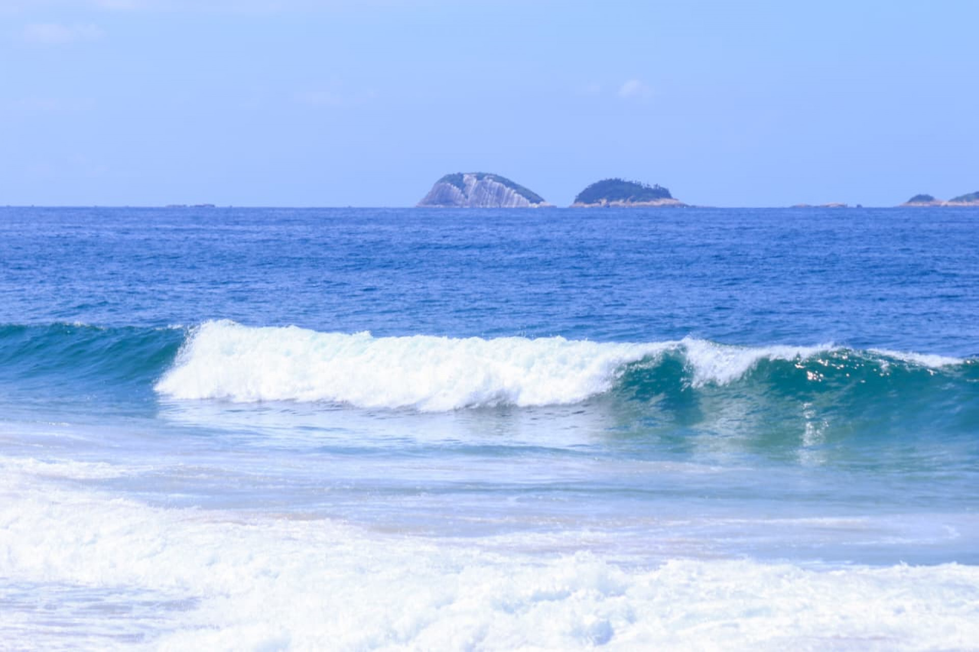 Com sol aparecendo entre nuvens, cariocas e turistas aproveitaram Praia do Pepino, em São Conrado - Carlos Elias / Agência O Dia