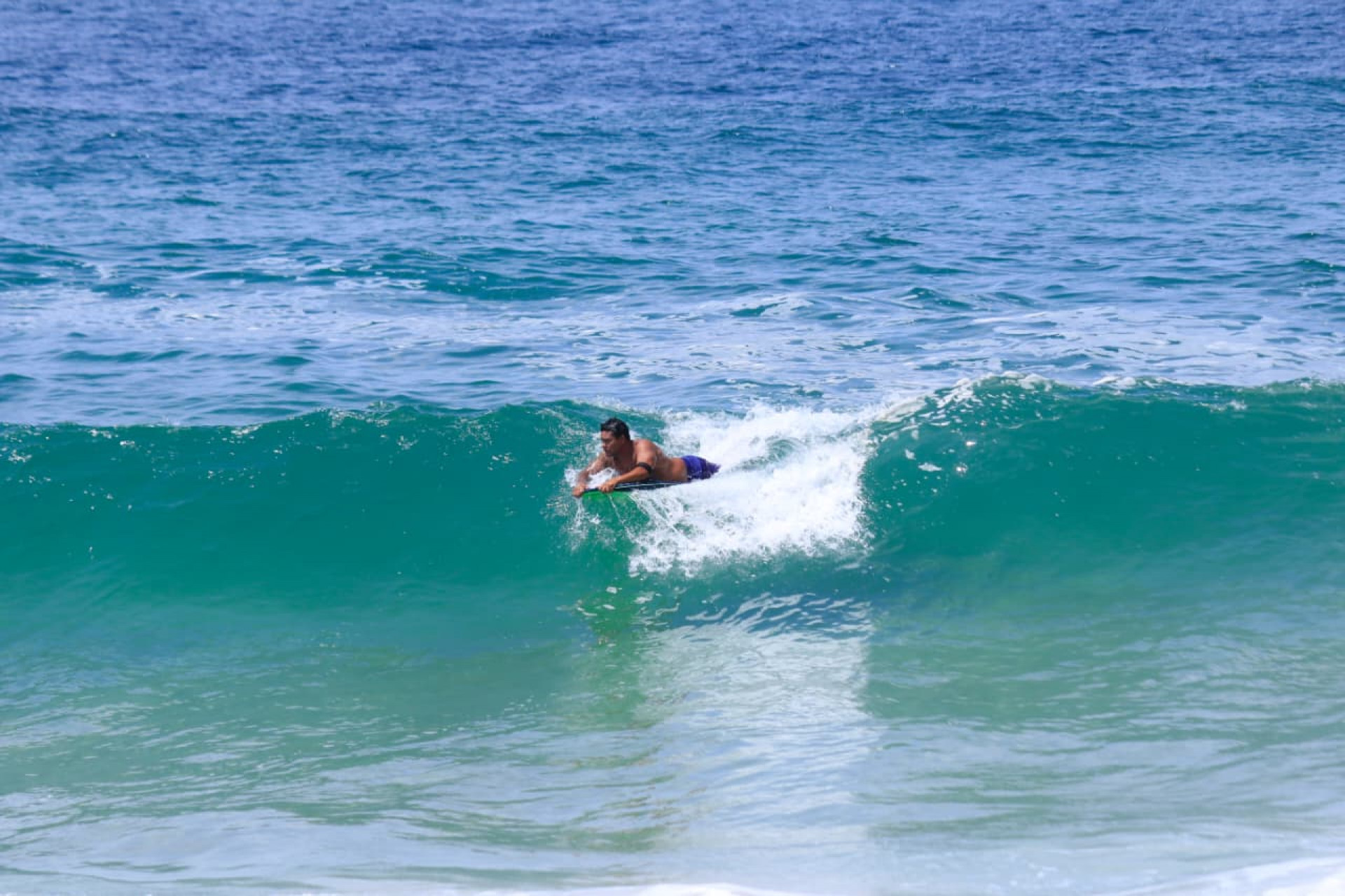 Com sol aparecendo entre nuvens, cariocas e turistas aproveitaram Praia do Pepino, em São Conrado - Carlos Elias / Agência O Dia