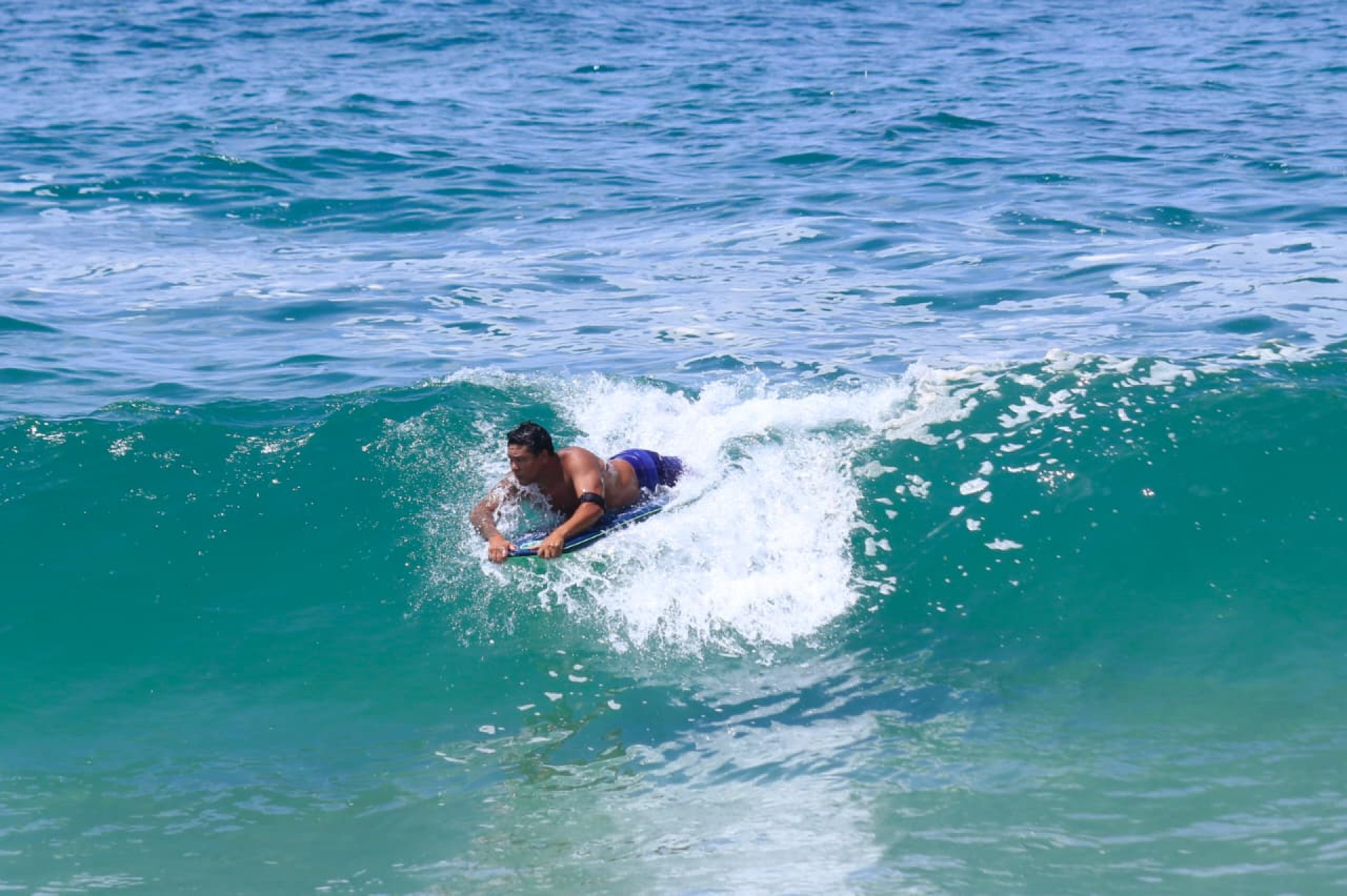 Com sol aparecendo entre nuvens, cariocas e turistas aproveitaram Praia do Pepino, em São Conrado - Carlos Elias / Agência O Dia
