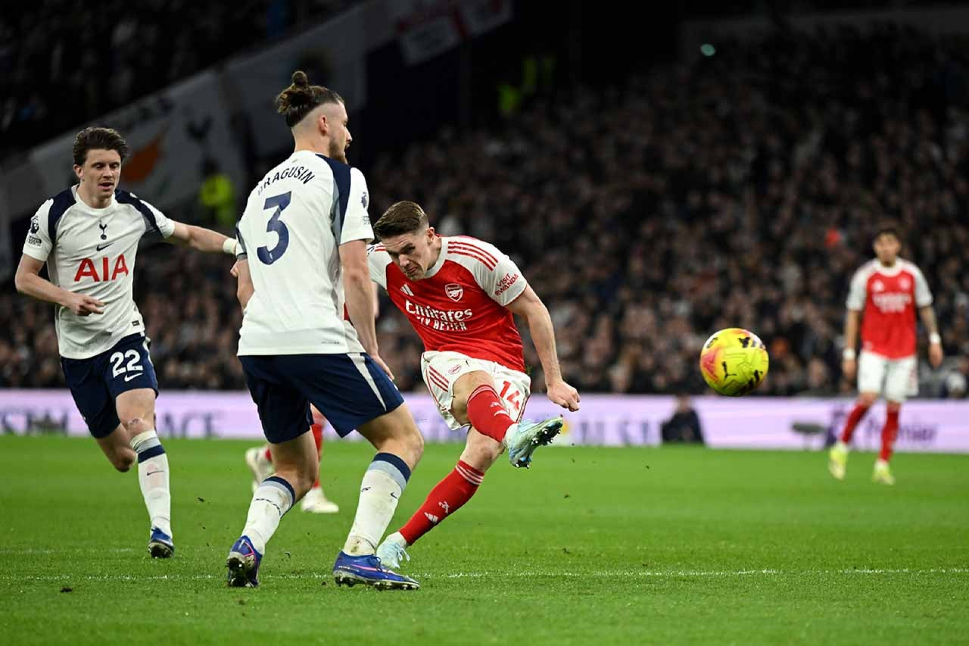 Arsenal goleia o Tottenham e volta a abrir dist&acirc;ncia na lideran&ccedil;a da Premier League