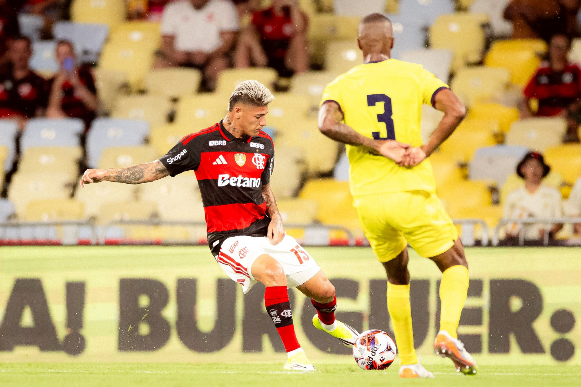 Carrascal arriscou finalizações no primeiro tempo - Adriano Fontes / Flamengo