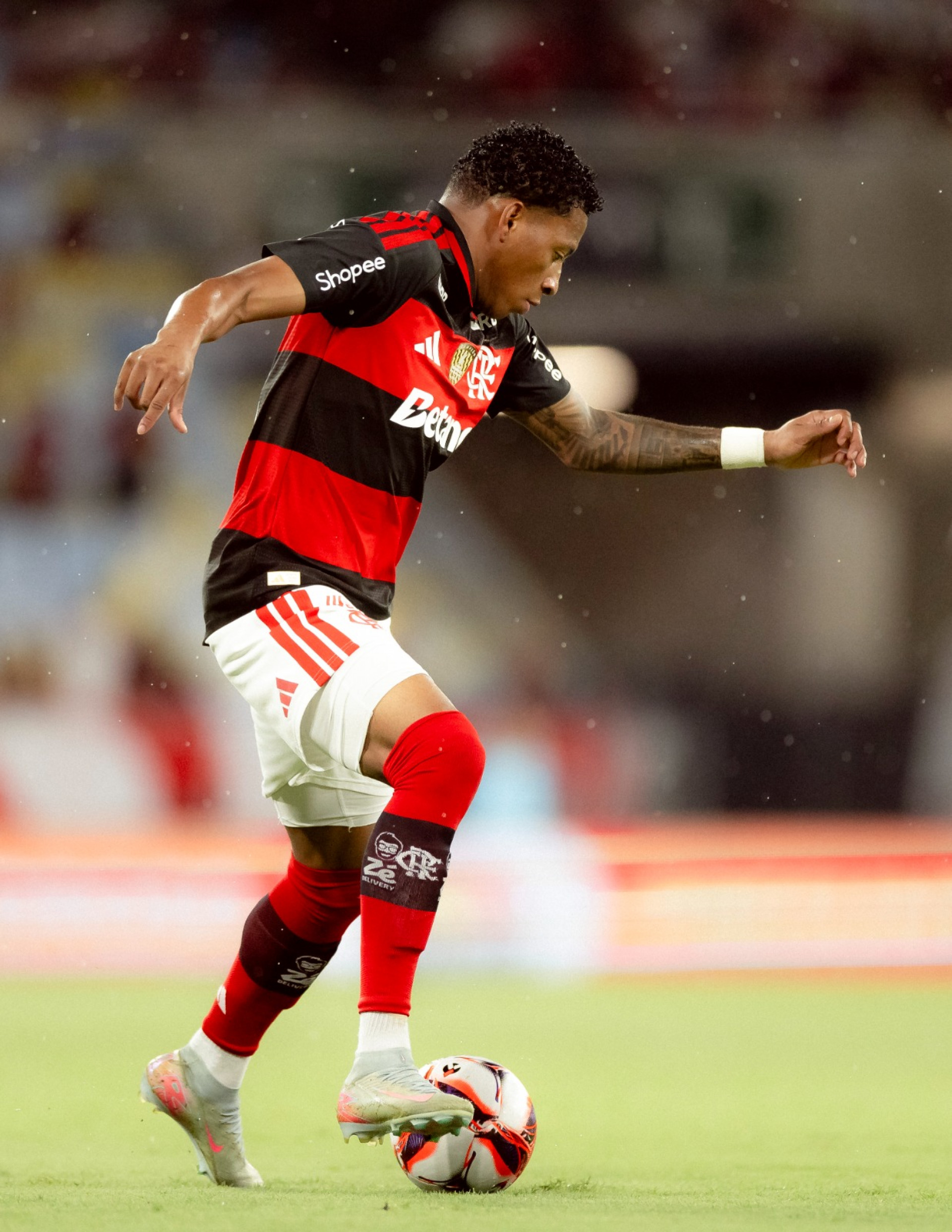Plata conduzindo a bola no jogo contra Madureira - Adriano Fontes / Flamengo