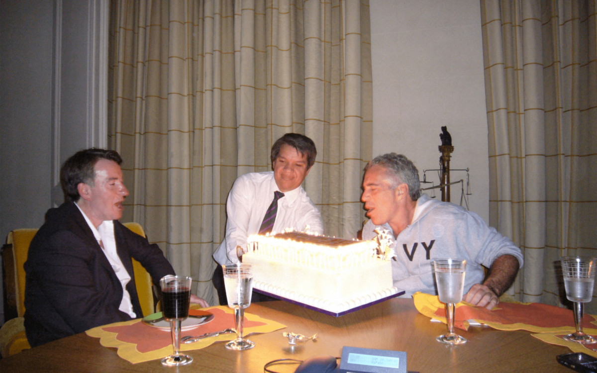 Ex-embaixador do Reino Unido nos EUA, Peter Mandelson, e Jeffrey Epstein - AFP