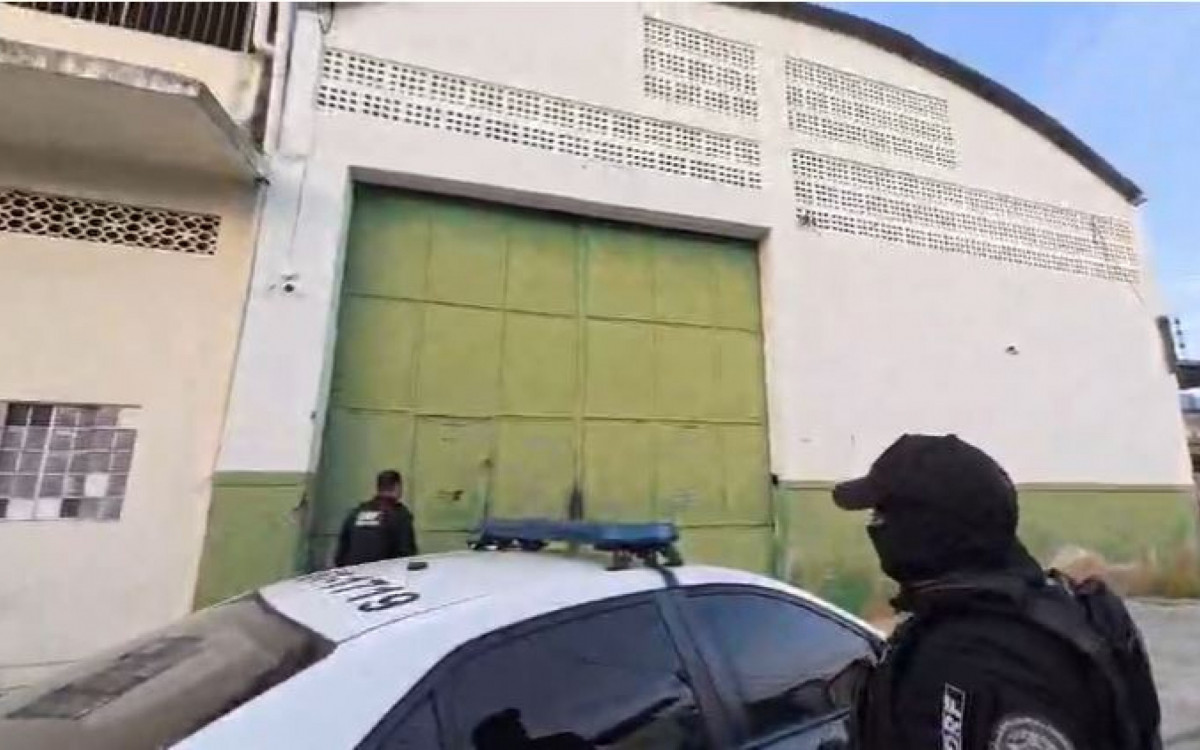 Polícia Civil encontrou galpão com diversos materiais suspeitos - Divulgação