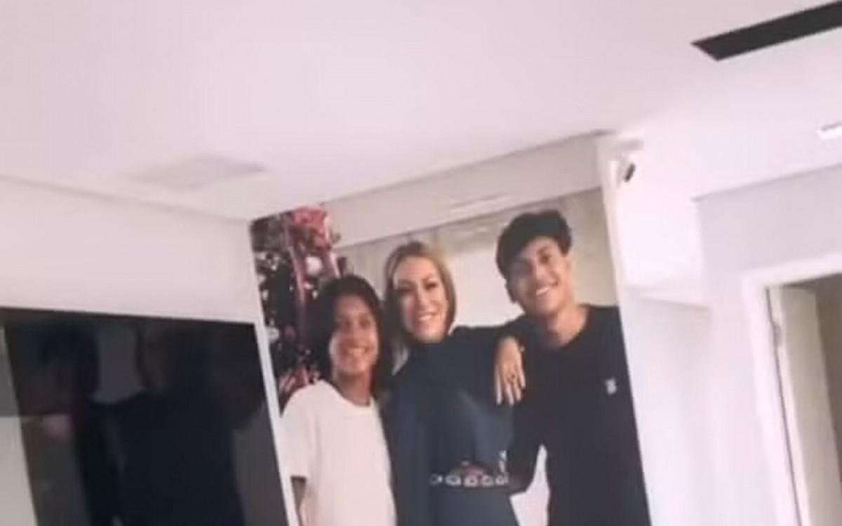 Ex-mulher exibe nova mans&atilde;o ap&oacute;s seus filhos com Hulk acertarem com o Atl&eacute;tico