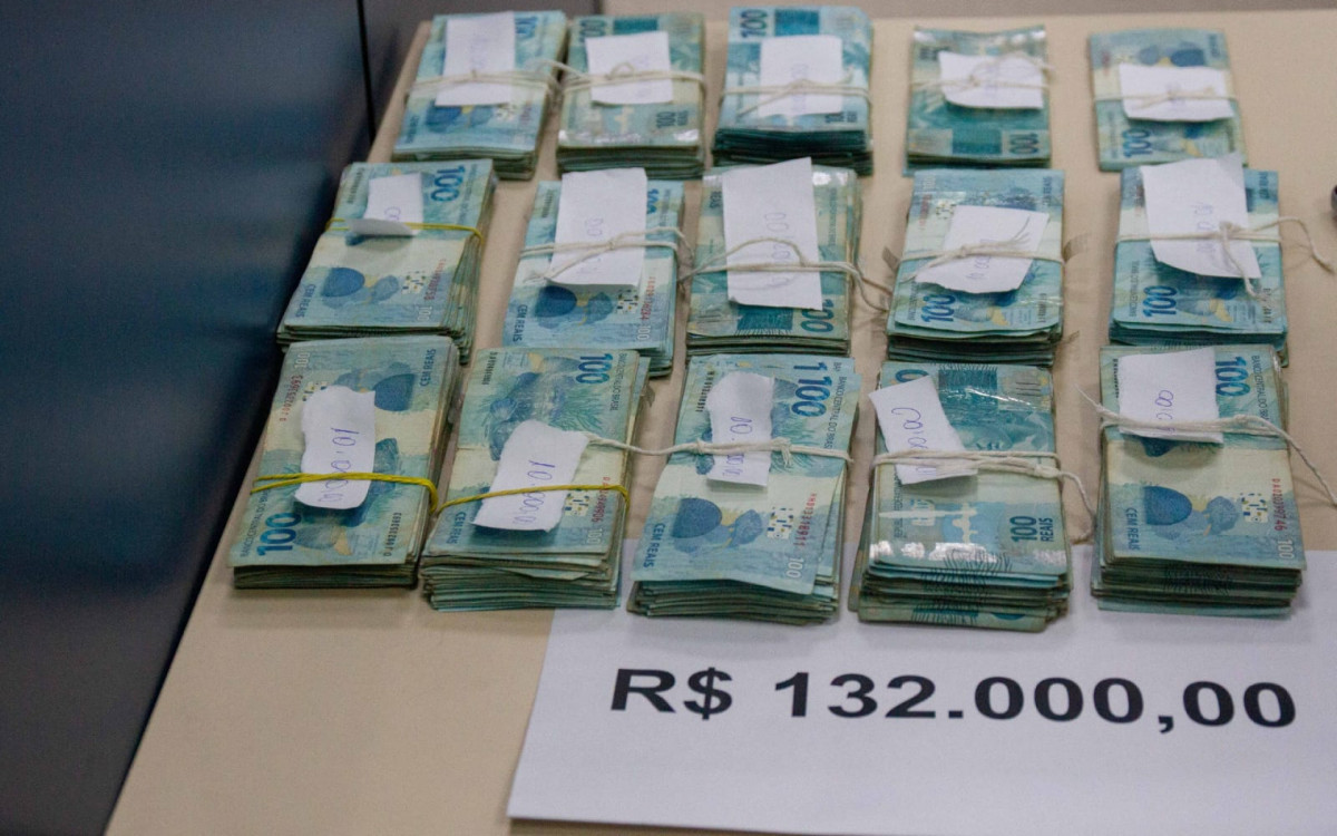 Grande quantia em dinheiro apreendida durante a operação - Érica Martin/Agência O DIA