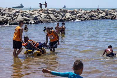 Praia acessível garantiu banho de mar a pessoas com mobilidade reduzida em Macaé