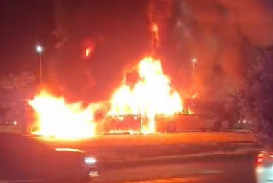 Incêndio atinge ônibus do BRT na Avenida das Américas e interdita pista central; veja vídeo