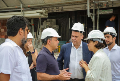Rodrigo Neves vistoria obras de reforma do Cinema Icaraí