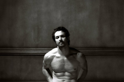 Romulo Estrela posa sem camisa e ganha elogios: 'Lindo'