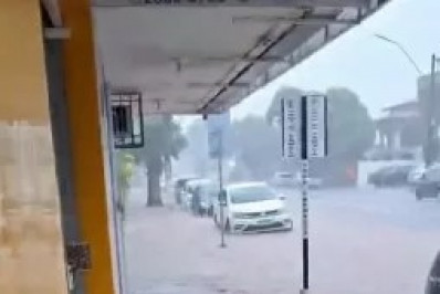 Chuva forte alaga ruas, compromete atendimento na UPA Pediátrica e causa transtornos em Araruama