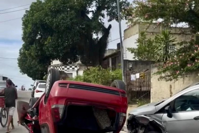 Colisão entre dois carros deixa uma pessoa ferida em Araruama