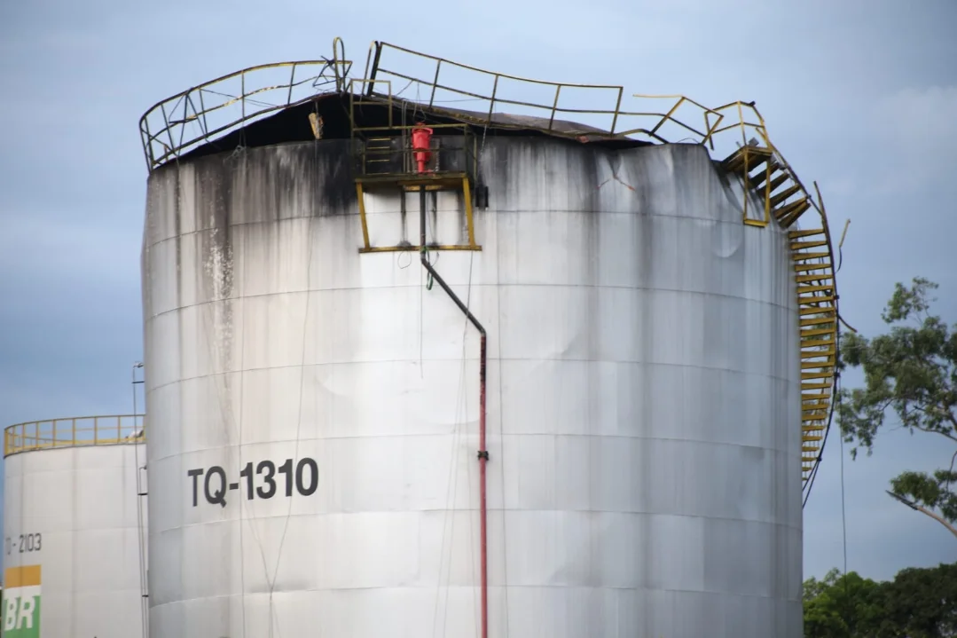 Corpos de funcionários são encontrados dentro de tanque que explodiu em Volta Redonda