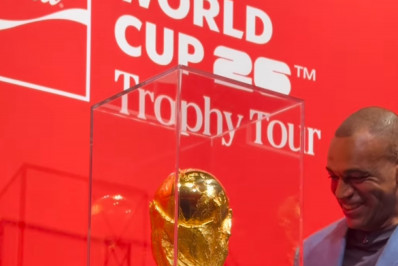 Vídeo! Troféu original da Copa do Mundo chega ao Brasil e será exposto no Rio nesta terça