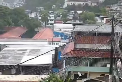 Chuva forte provoca desabamento de muro que atinge parte de uma casa no centro de Angra