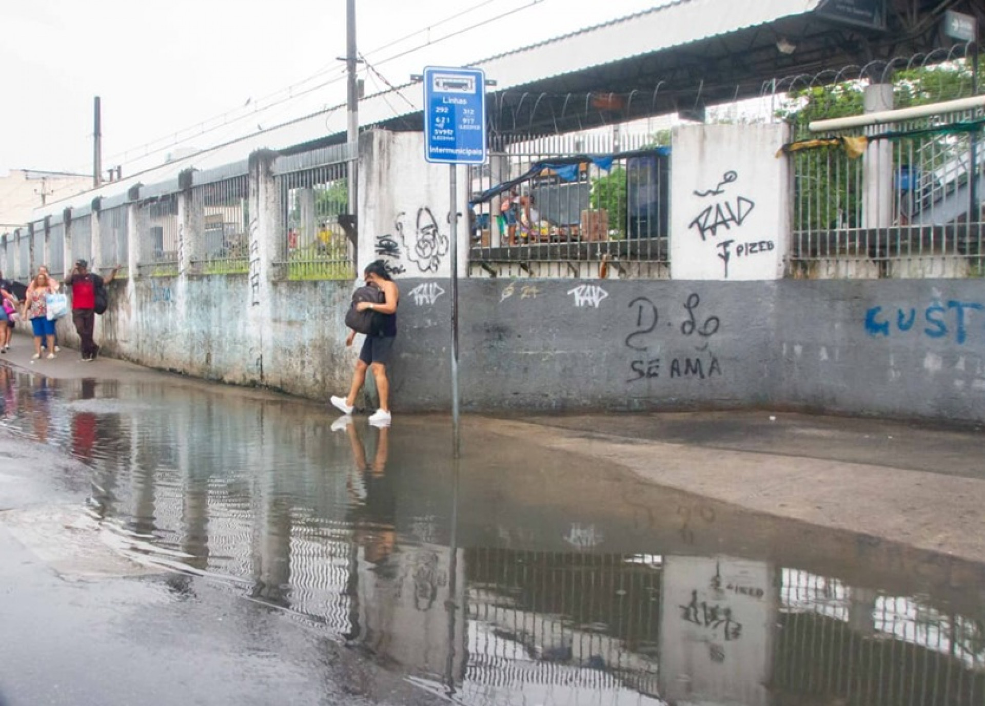 Bolsão d'água se formou em Bonsucesso, também na Zona Norte - Carlos Elias/Agência O Dia