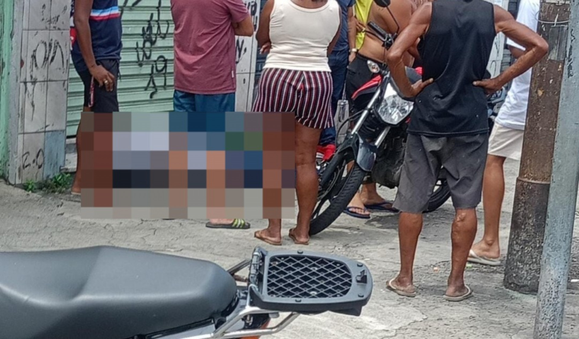 Populares se reuniram ao redor do corpo do homem após o assassinato - Reprodução / Redes Sociais