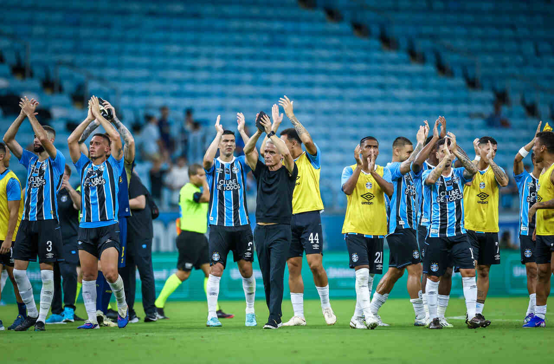 Lu&iacute;s Castro recebe atualiza&ccedil;&otilde;es sobre lesionados do Gr&ecirc;mio