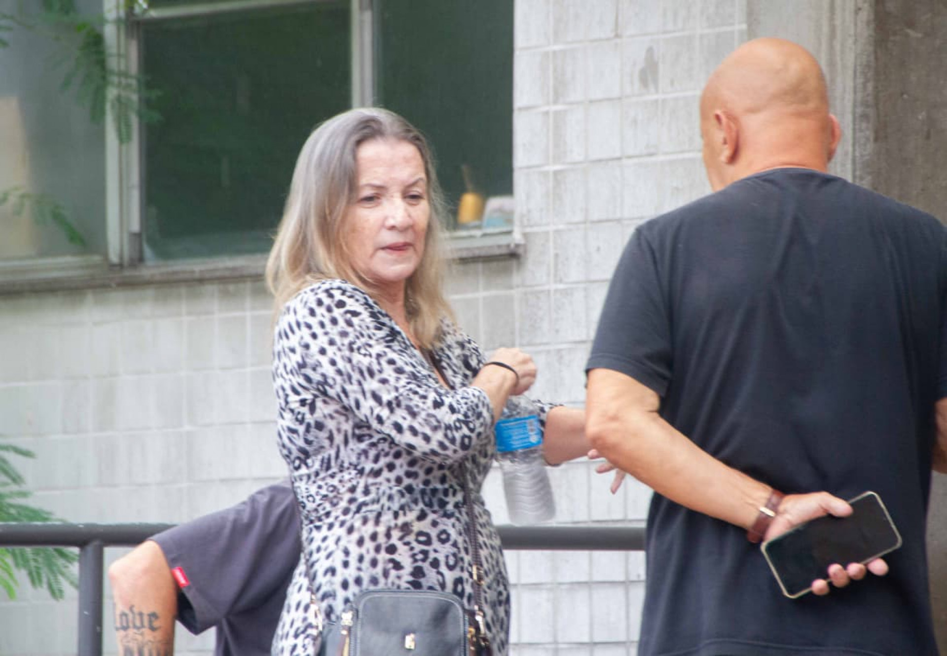 Luíza Marques, ex-mulher de Jonny Monteiro, esteve no IML para reconhecer e liberar o corpo - Érica Martin / Agência O Dia