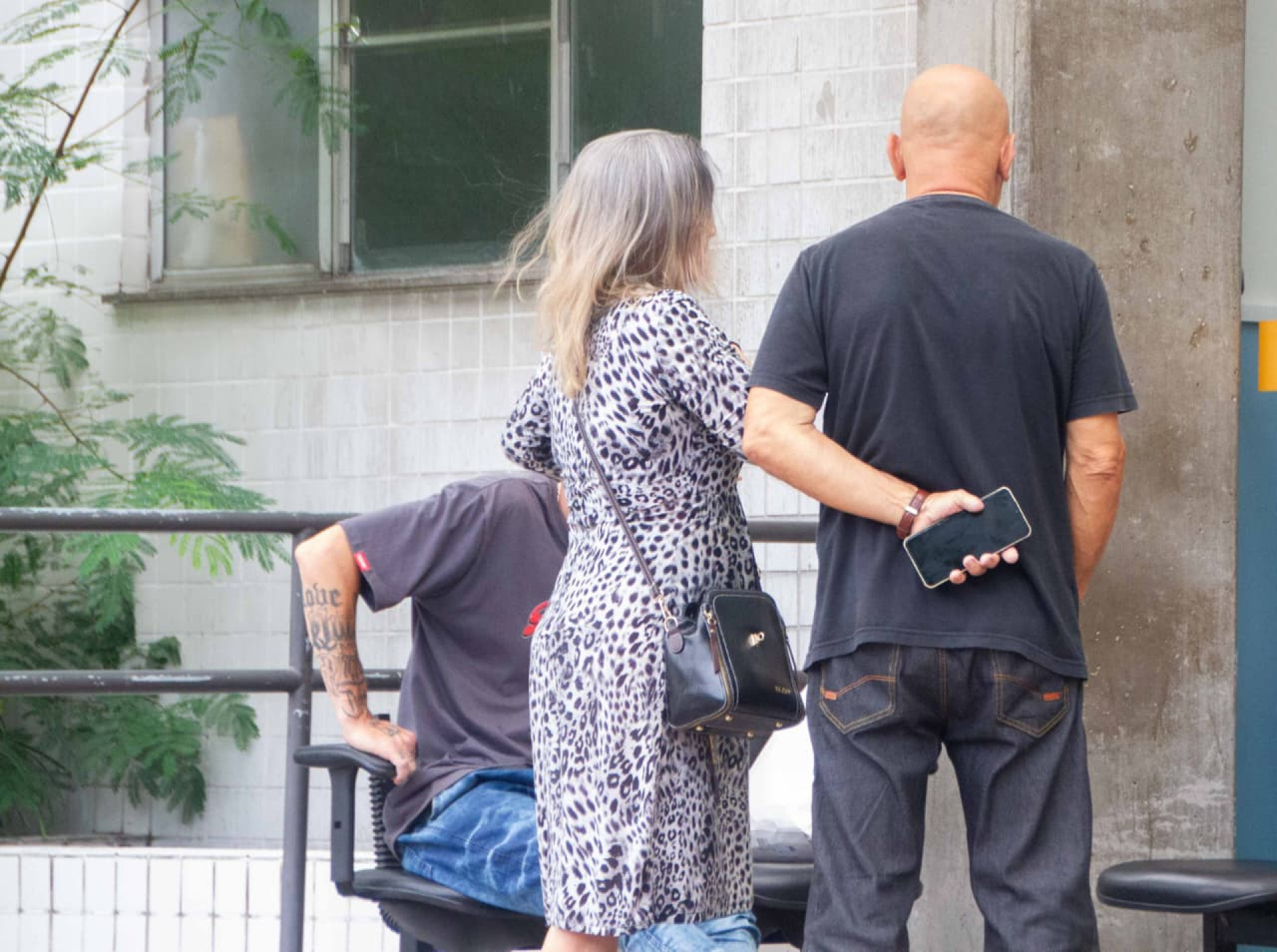 Luíza Marques, ex-mulher de Jonny Monteiro, esteve no IML para reconhecer e liberar o corpo - Érica Martin / Agência O Dia