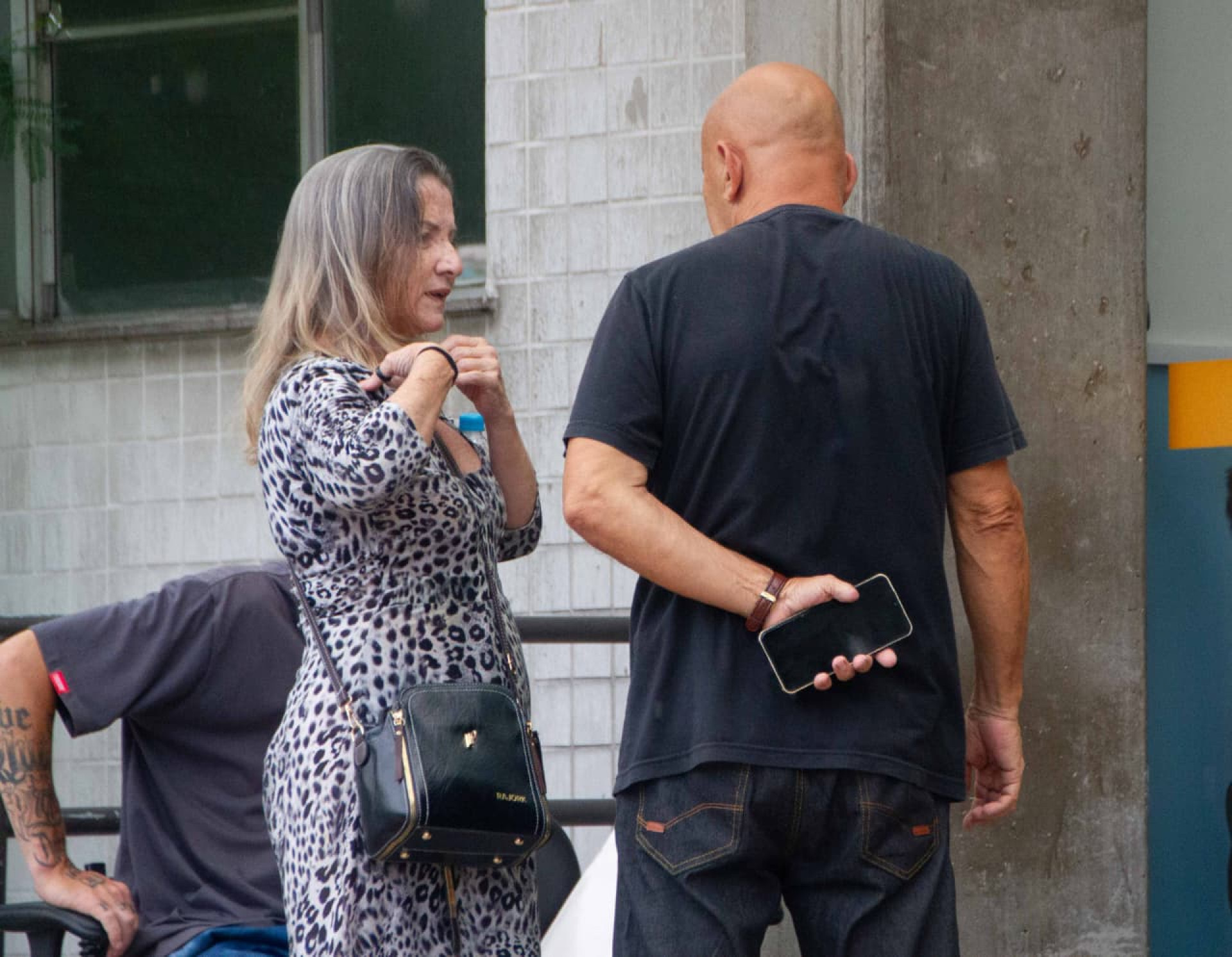 Luíza Marques, ex-mulher de Jonny Monteiro, esteve no IML para reconhecer e liberar o corpo - Érica Martin / Agência O Dia