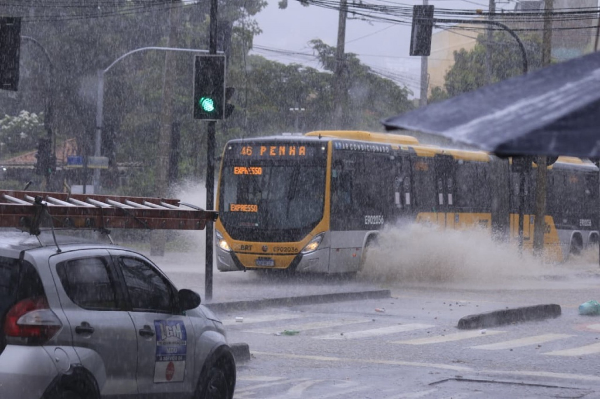 Motoristas enfrentaram transtornos causados pela chuva em Vicente de Carvalho, na Praça Aquidauana - Carlos Elias/Agência O Dia