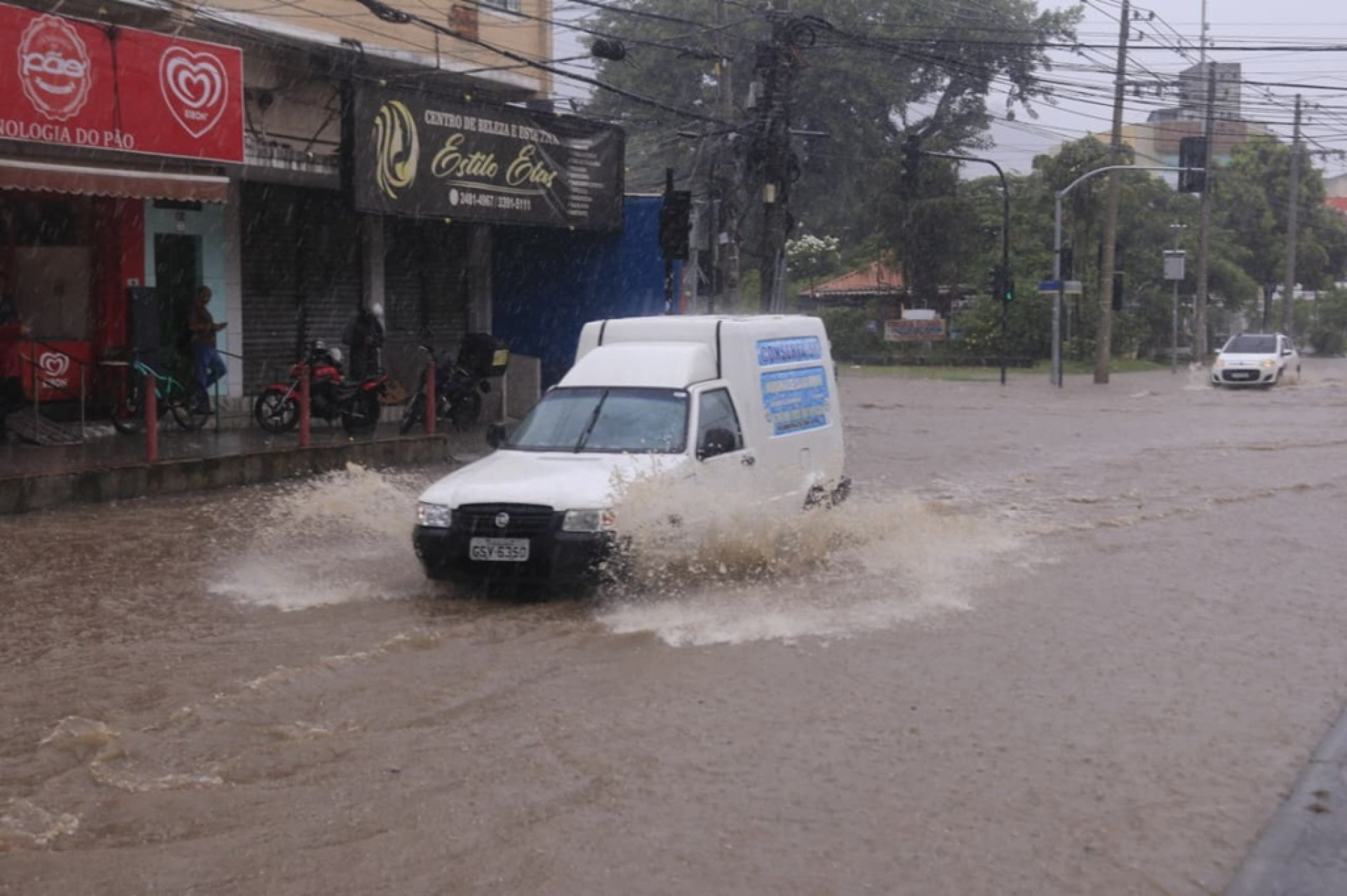 Motoristas enfrentaram transtornos causados pela chuva em Vicente de Carvalho, na Praça Aquidauana - Carlos Elias/Agência O Dia